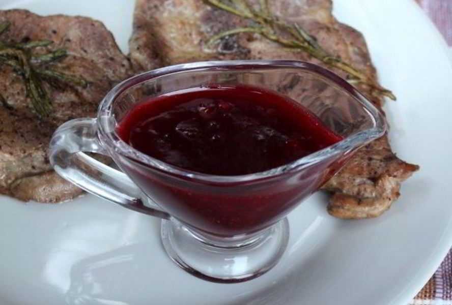 Брусничный соус к мясу - рецепты вкусного дополнения к сытному основному блюду