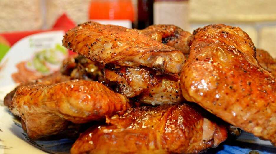 Куриные крылышки на мангале: рецепты закуски и маринада