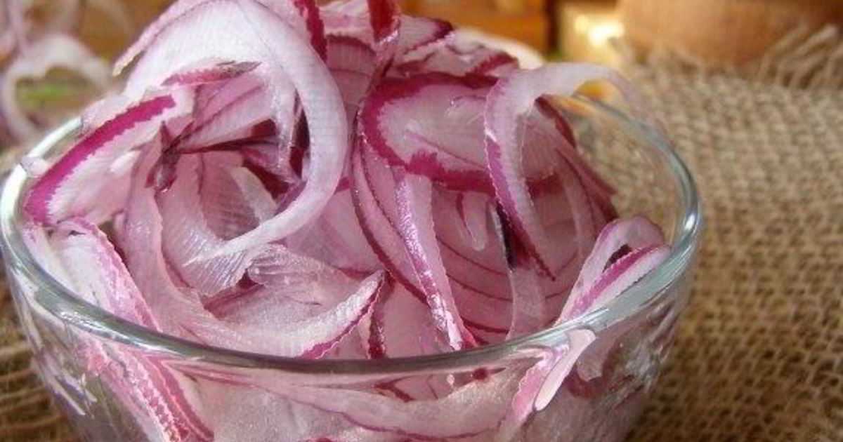 Как быстро и вкусно замариновать лук уксусом?