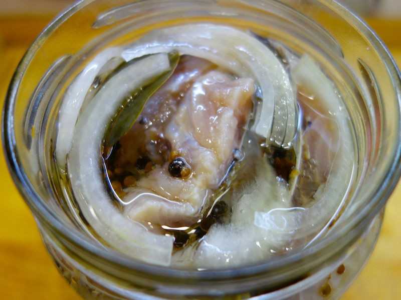 Толстолобик маринованный в масле, с луком и уксусом
