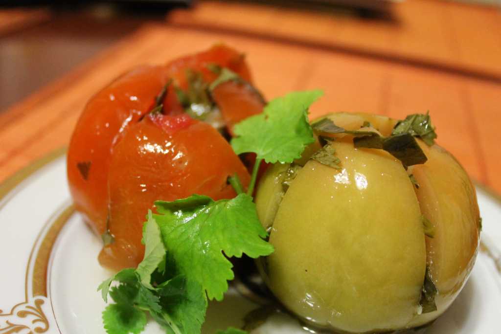 Зеленые помидоры фаршированные чесноком на зиму - 7 рецептов, пальчики оближешь!