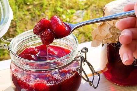 Варенье из клубники 5-минутка с целыми ягодами