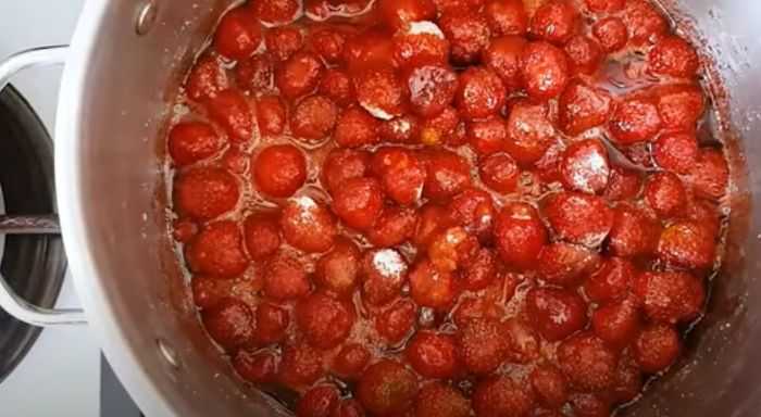 7 рецептов густого варенья-пятиминутки из клубники на зиму с целыми ягодами